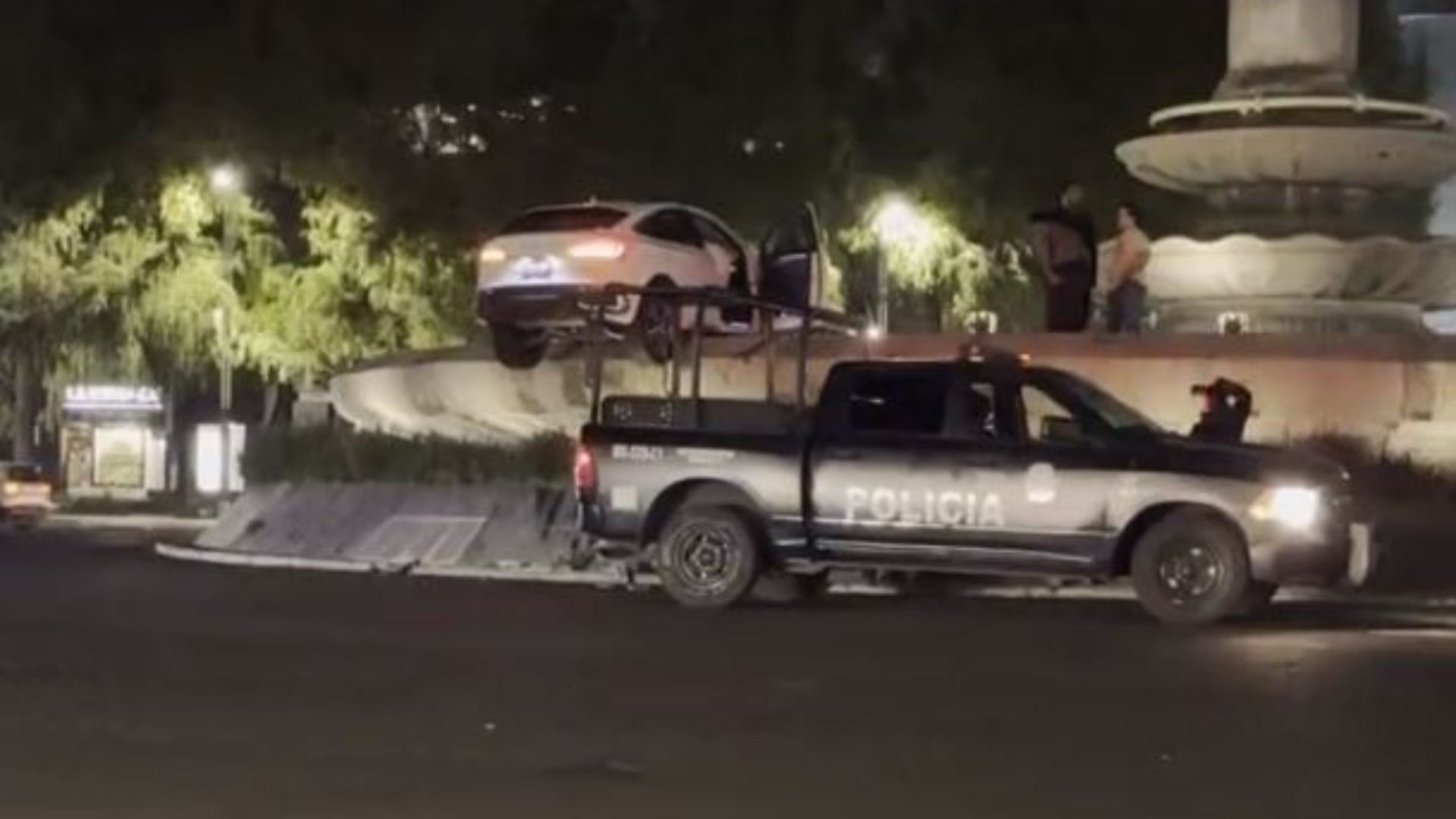 Choque en la Diana Cazadora CDMX: Auto Sale &amp;#39;Volando&amp;#39; y Termina Arriba ...