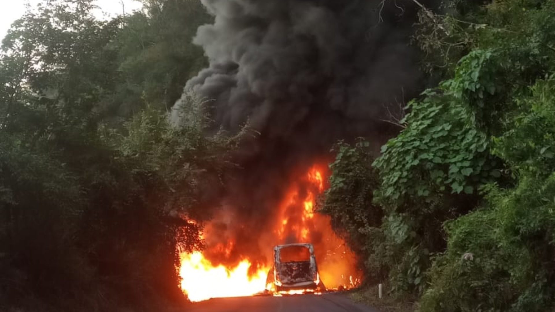 Cami N De Pasajeros Se Incendia En La Carretera Xalapa Totutla N