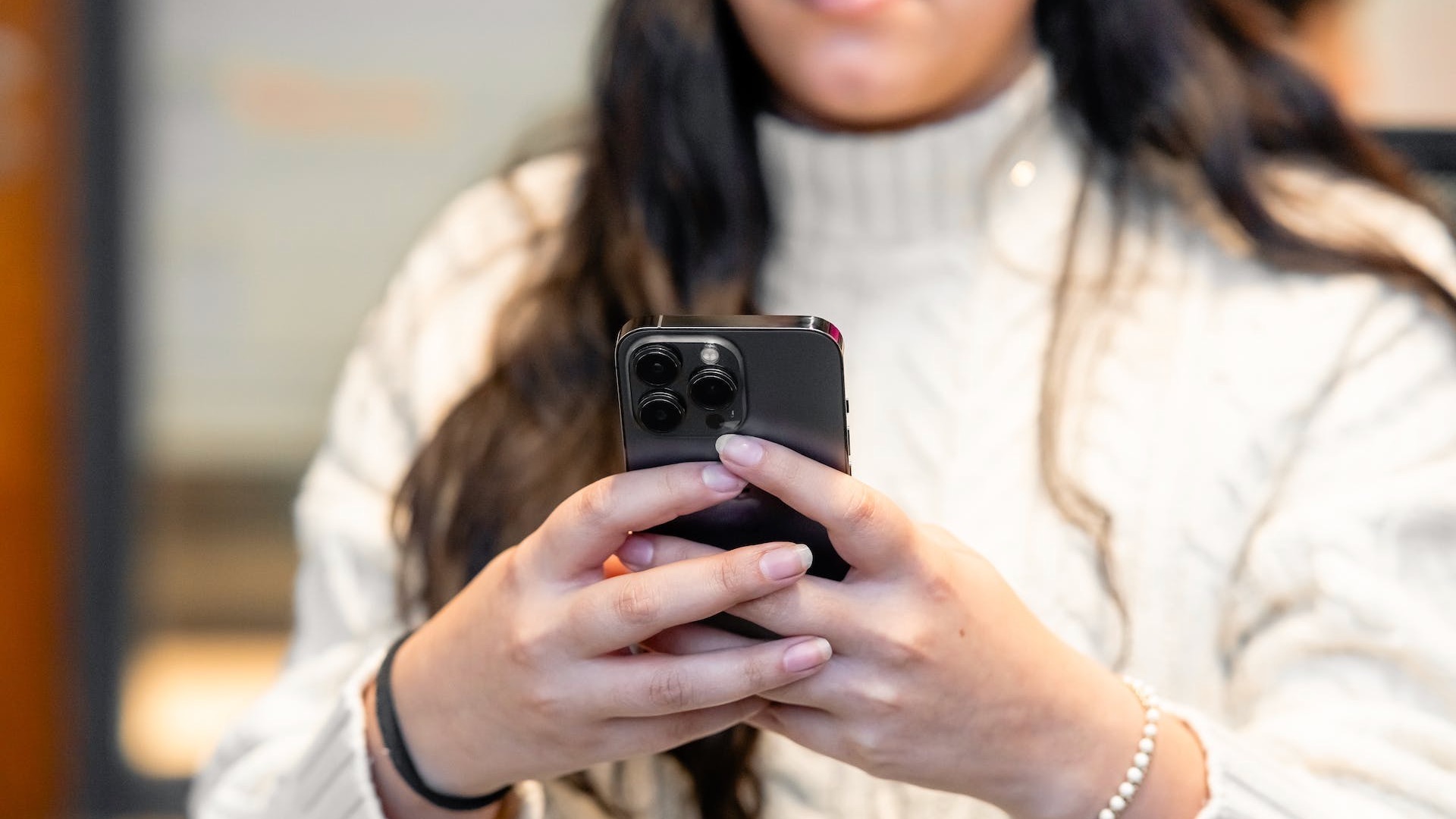 Ladr N Roba Celular A Mujer Descubre Que Su Novio Le Pegaba Y Lo