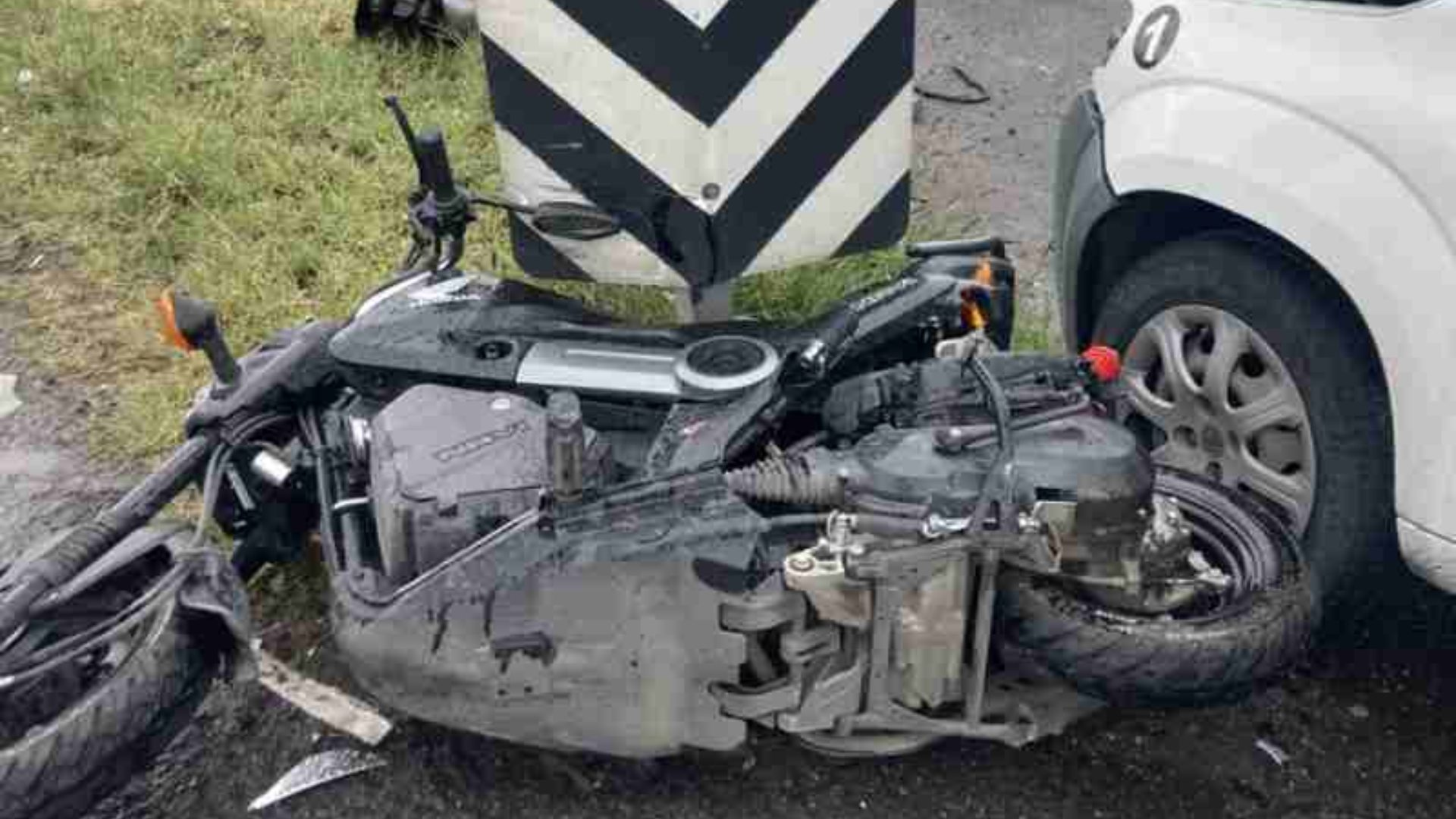 Mujer Sale Proyectada de su Motocicleta por una Camioneta en la Carretera  57 | N+
