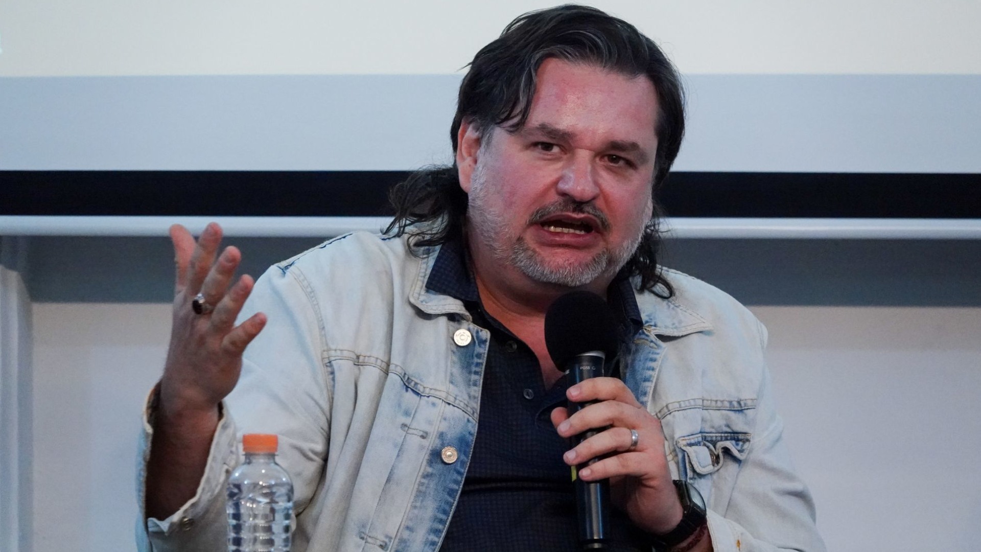 Mexicano Diego Enrique Osorno gana el Premio Anagrama de Crónica N+