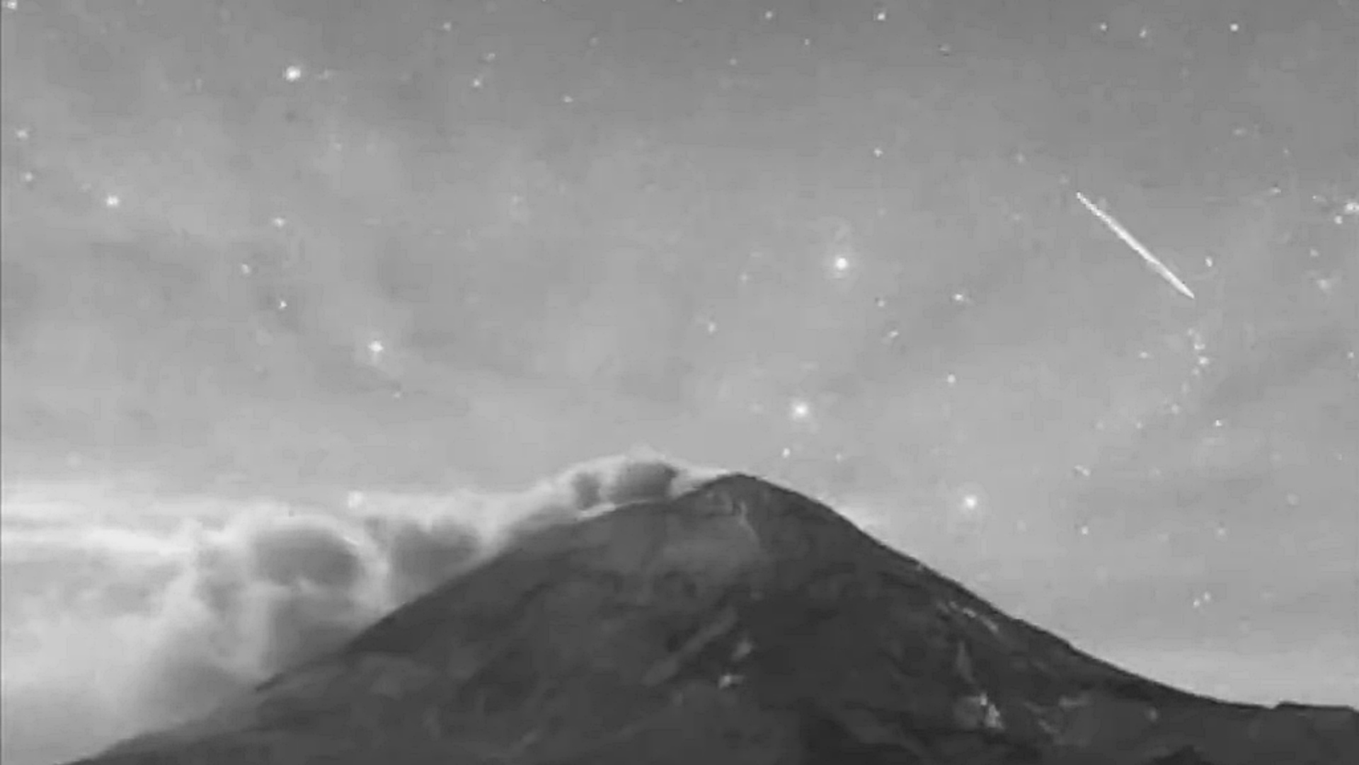 Video Muestra Primera Lluvia de Estrellas 2024 en el Volcán