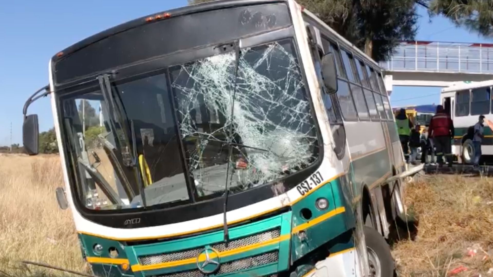 Choque De Un Camión De Pasajeros Y Un Tráiler Deja A Una Decena De