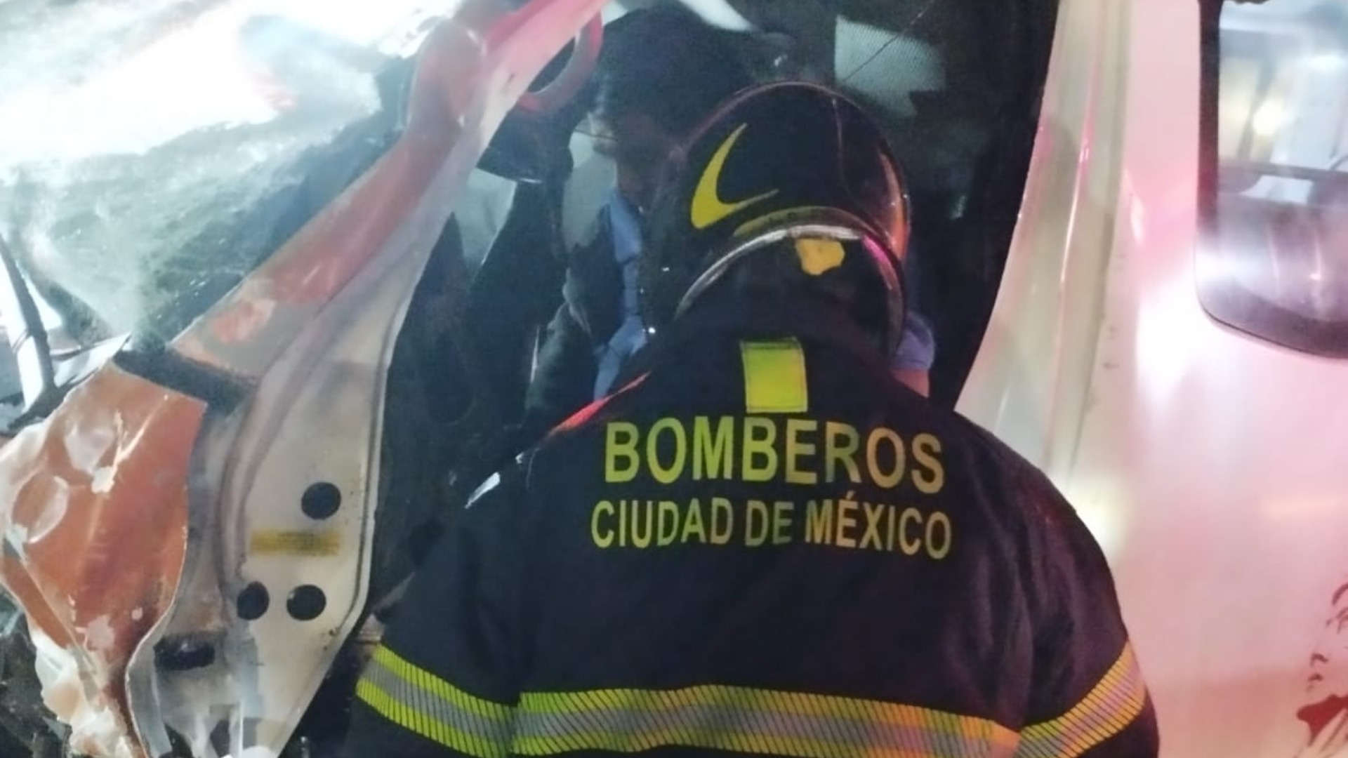 Accidente en la MéxicoPuebla Hoy Choque de Combi de Pasajeros Deja