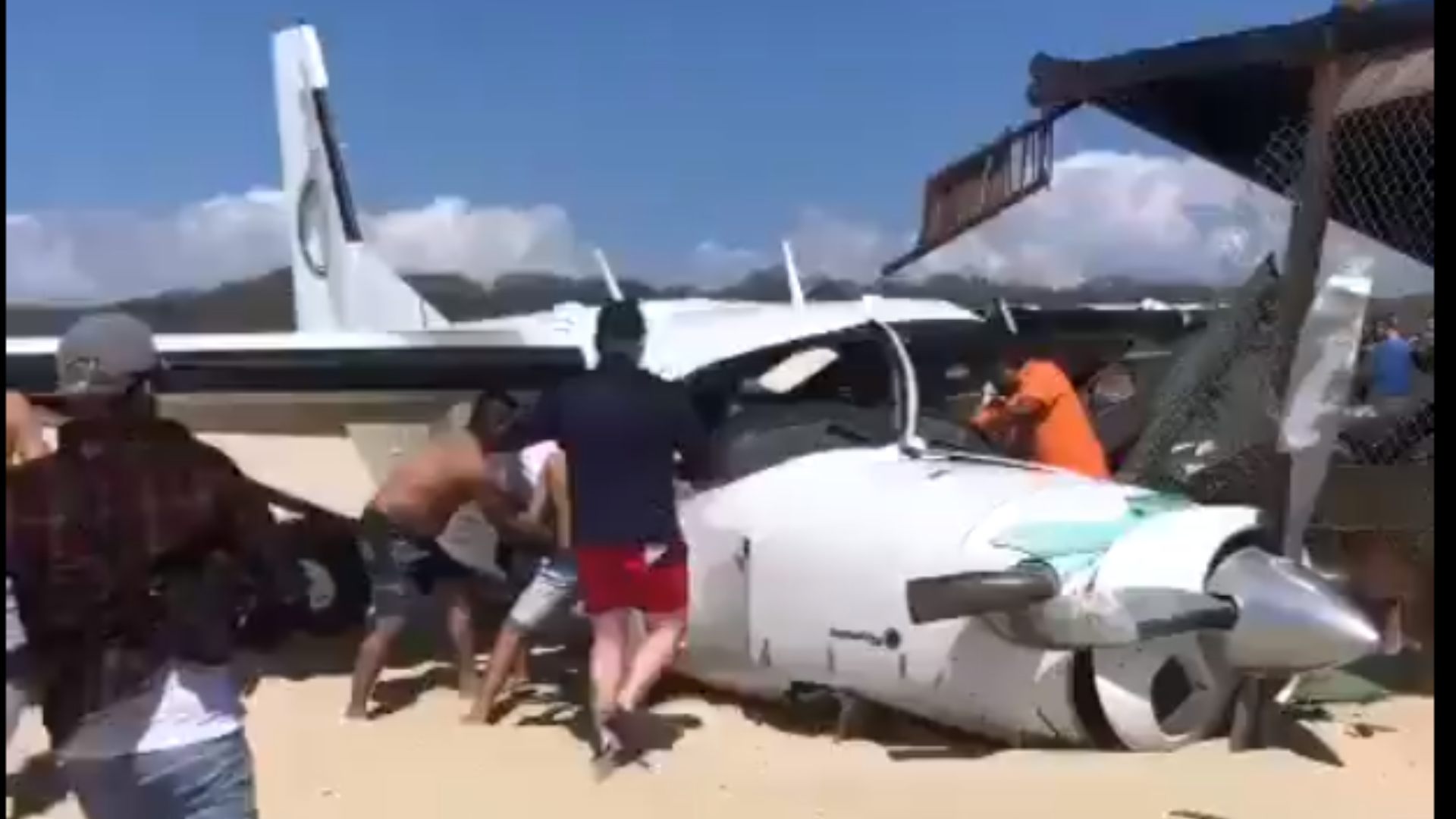 Desplome De Avioneta Deja Un Muerto Y 5 Heridos En Puerto Escondido En Oaxaca N 3820