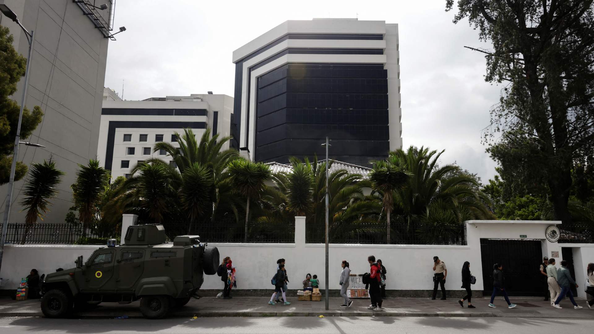 España Condena Asalto a la Embajada de México en Ecuador para Detener a ...