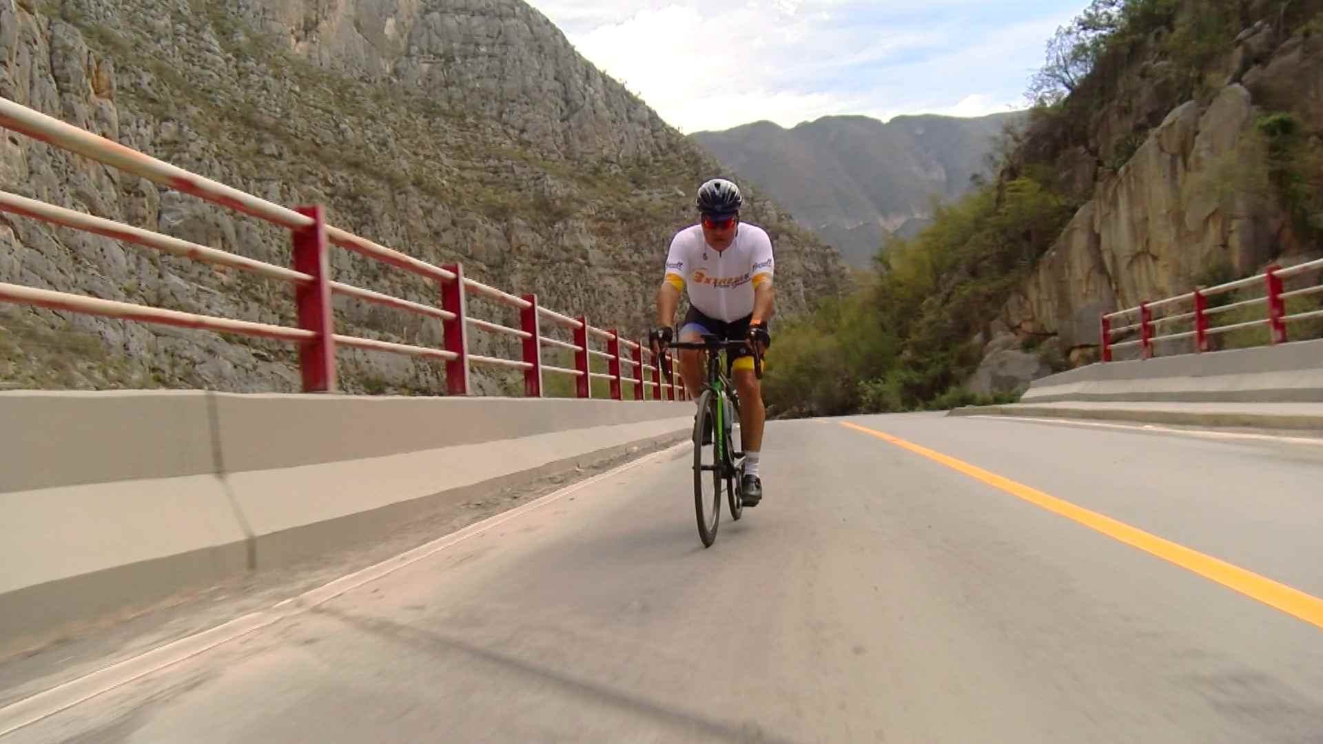 ¡Padre Extremo! Párroco Entrena para Participar en Ironman 2024 N+