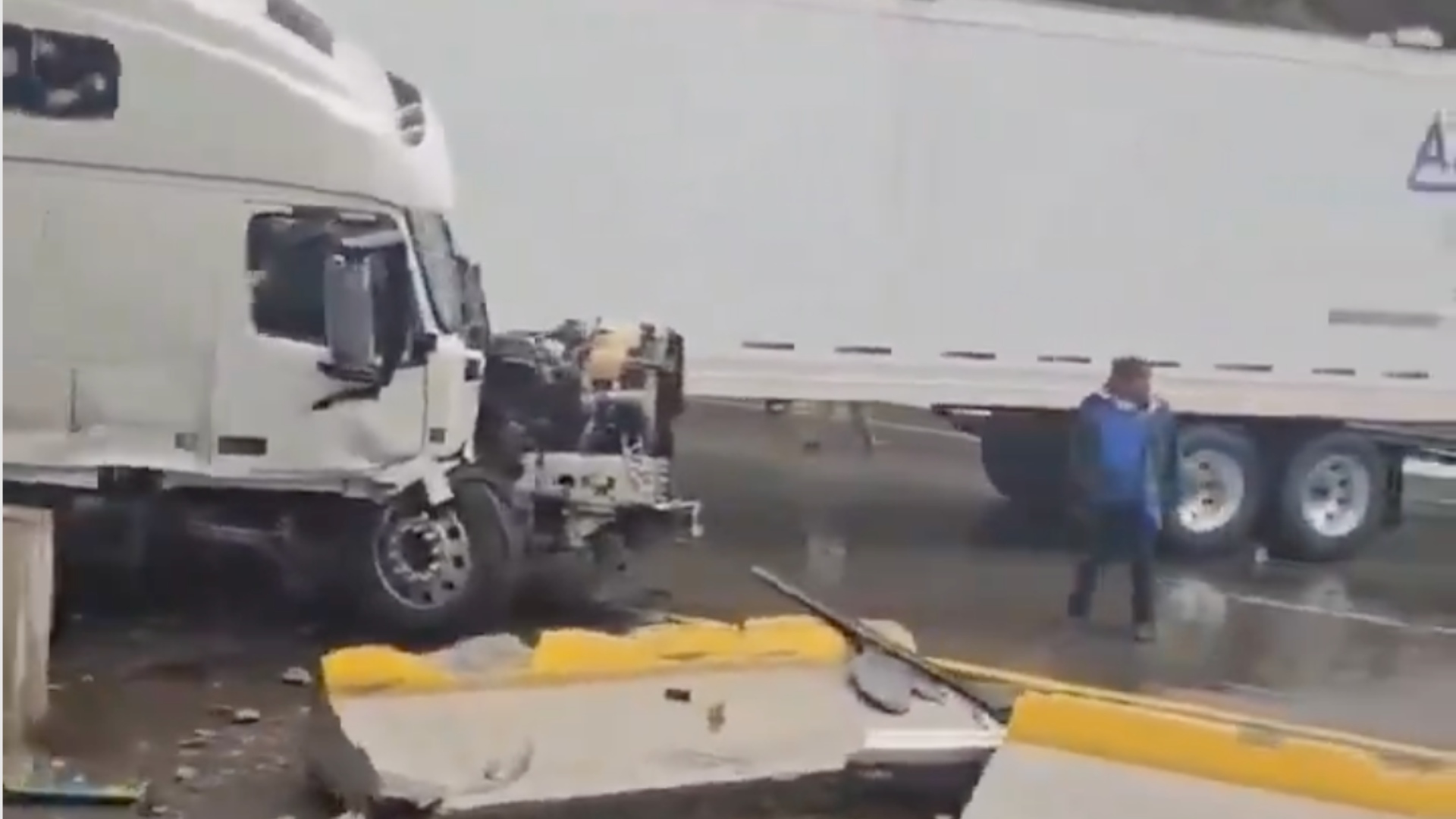 Cierre En La Autopista México Puebla Por Choque De Tráiler Con Un Muro