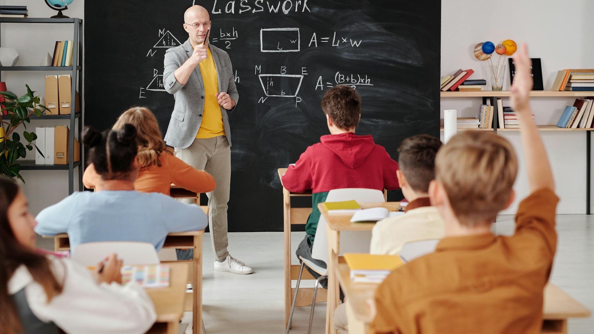 Profesor Arroja Borrador a Alumno y le Deja Marca en la Frente | N+