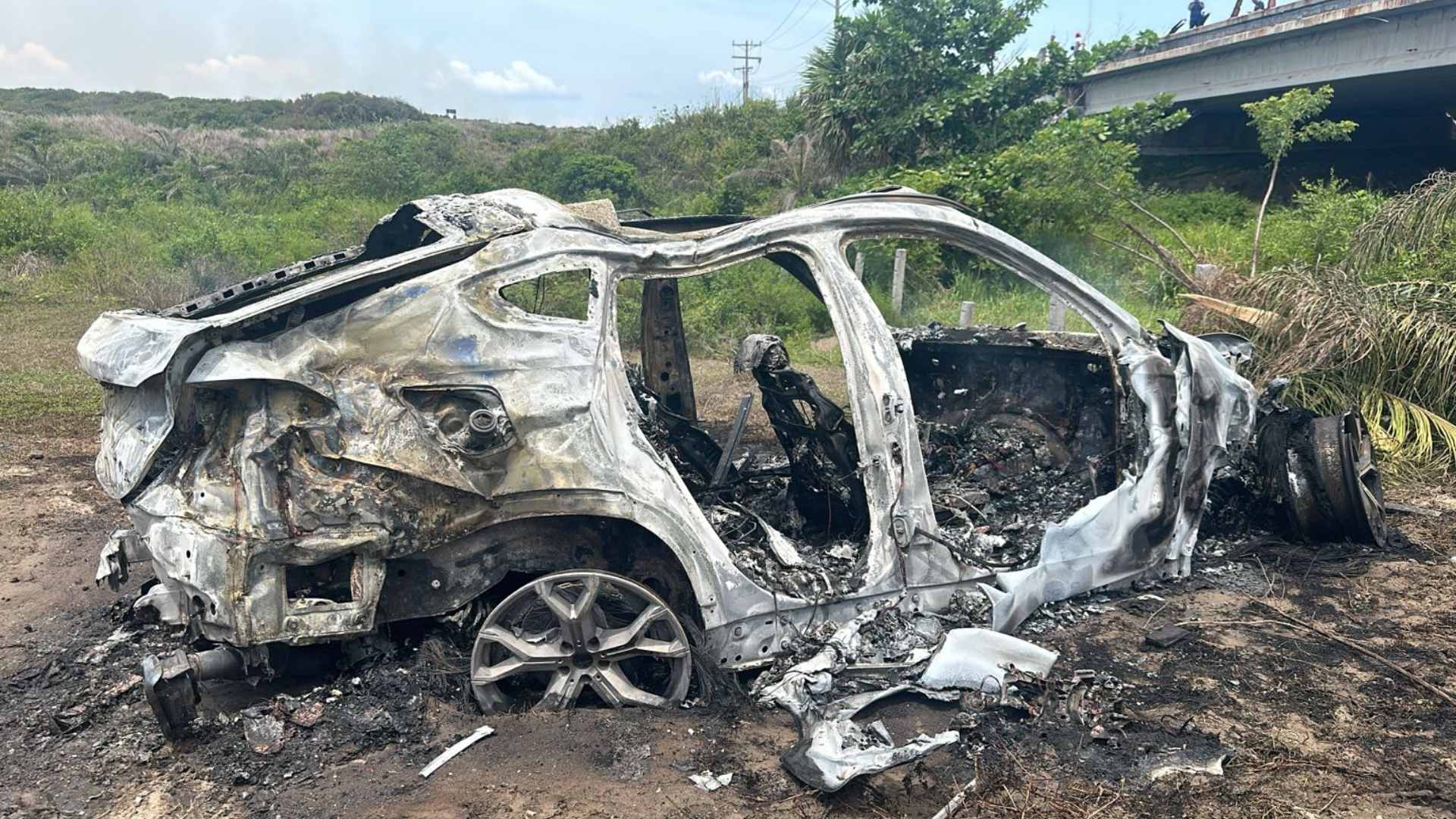 Auto Cae de Puente y Mujer Salva a Pasajeros de Morir Calcinados en ...