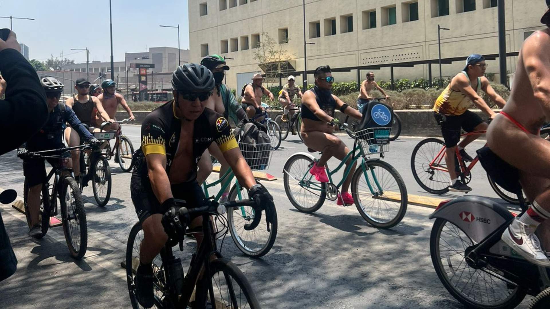 Así Fue la Rodada Ciclista Nudista en la Ciudad de México | N+