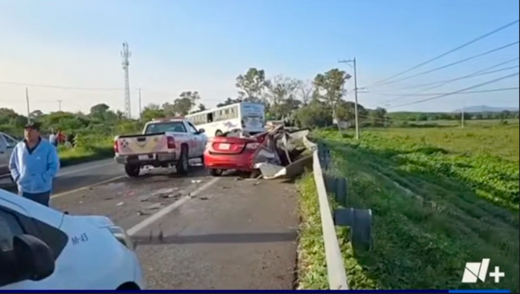 Choque entre Camión Deja un Muerto y 20 Heridos en Valle De Santiago | N+