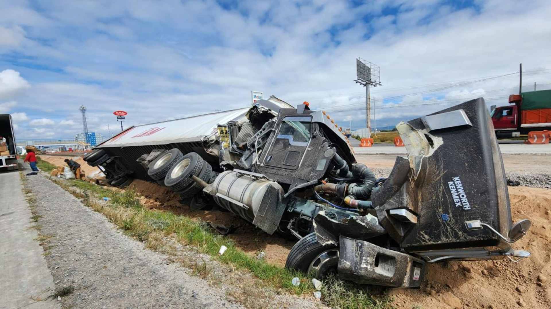 Volcadura de un Tráiler Ocasiona Caos Vial en la Autopista Federal ...