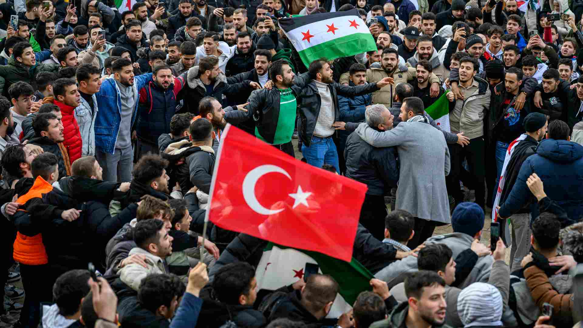 Sirios Celebran Caída de Bashar Al-Asad Luego de la Toma de Damasco por  Rebeldes | N+