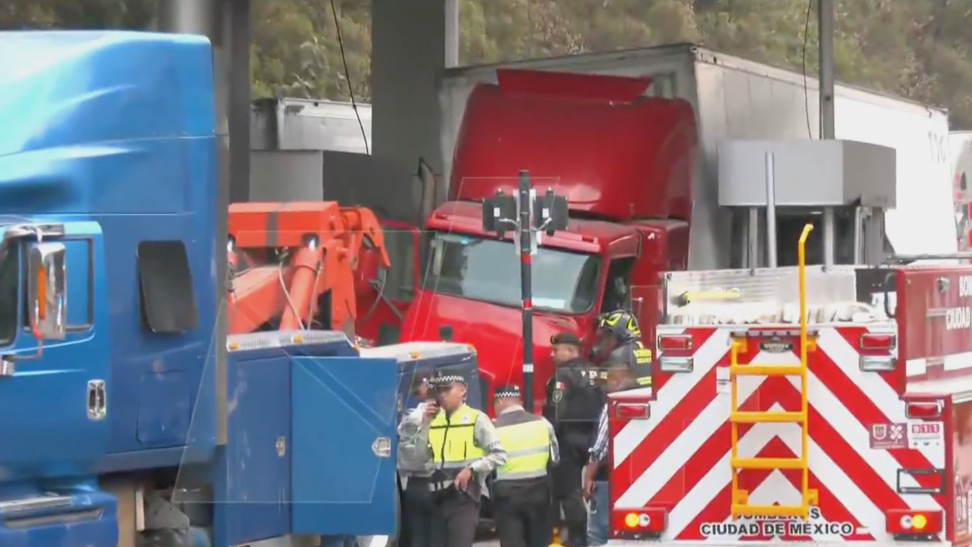 Tráiler Sin Frenos Choca contra Caseta de Cobro en la México-Toluca | N+