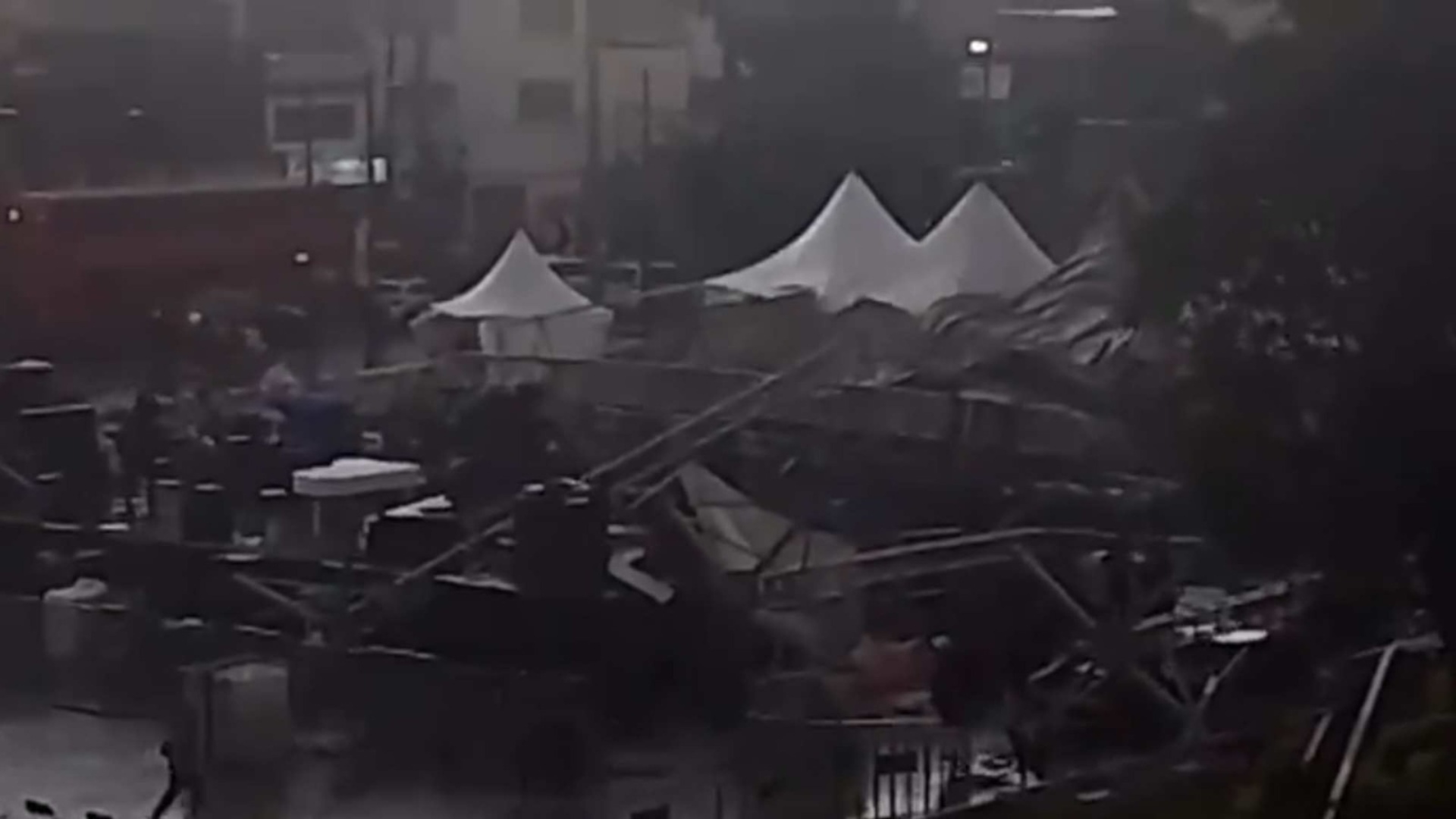 Video: Así Fue el Momento del Colapso de la Estructura de Escenario en ...