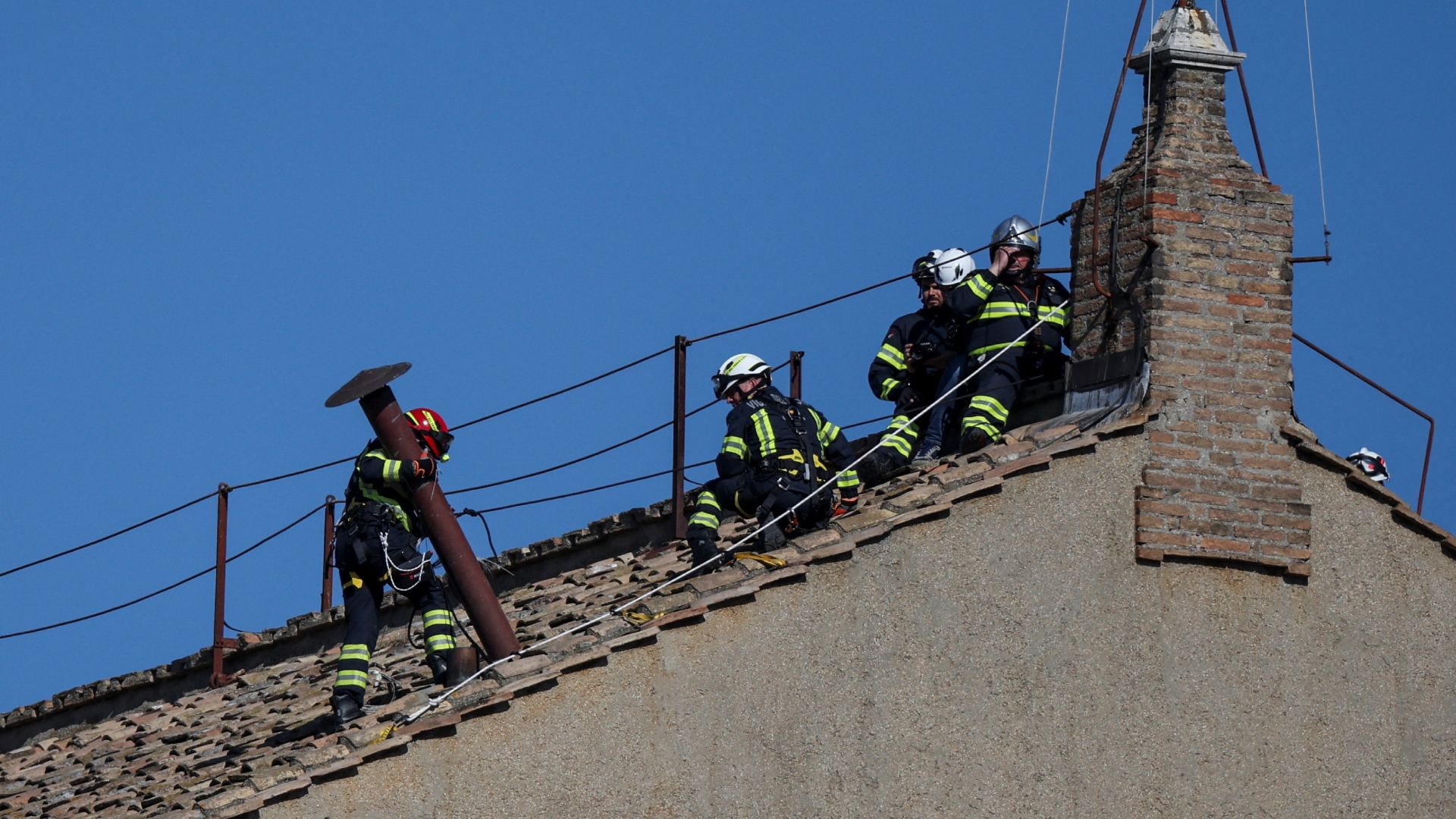 Instalan en el Vaticano la Chimenea en la Capilla Sixtina que Anunciará al Nuevo Papa | N+