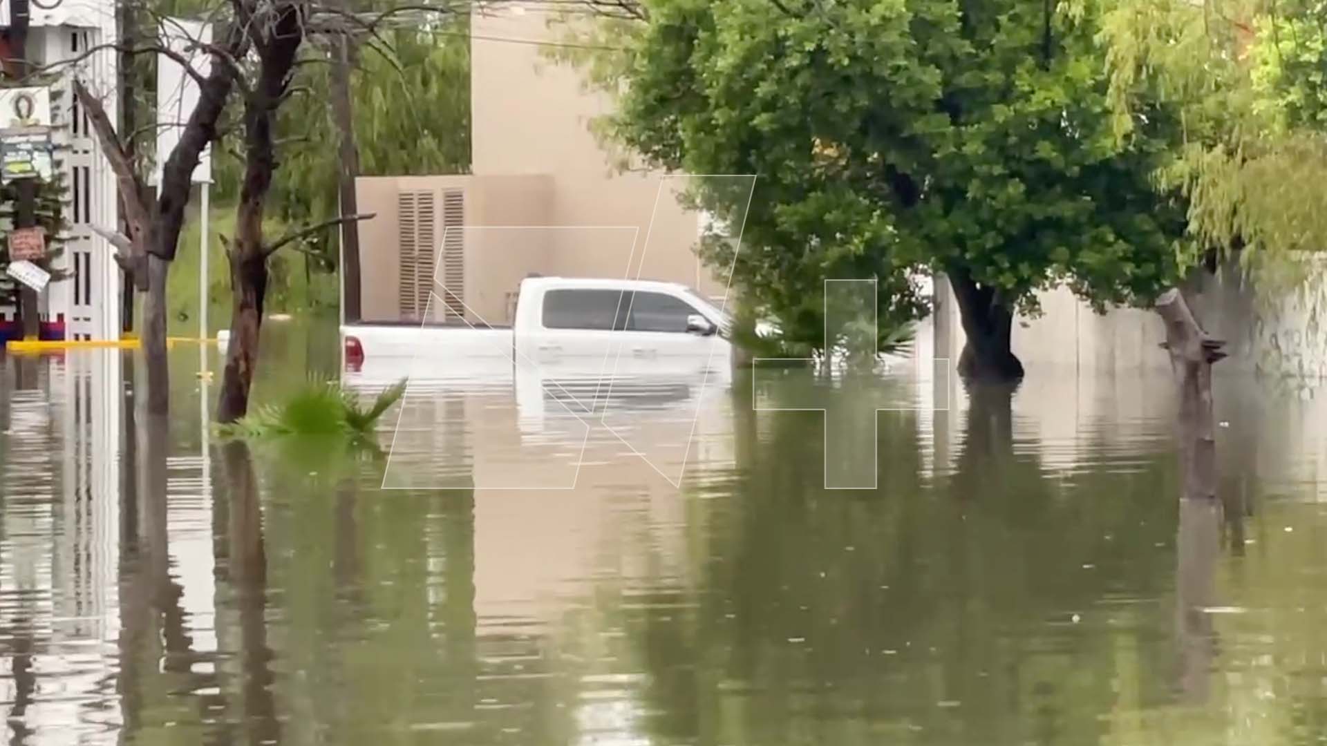 Camioneta Queda Varada en Calle Inundada de Matamoros | N+