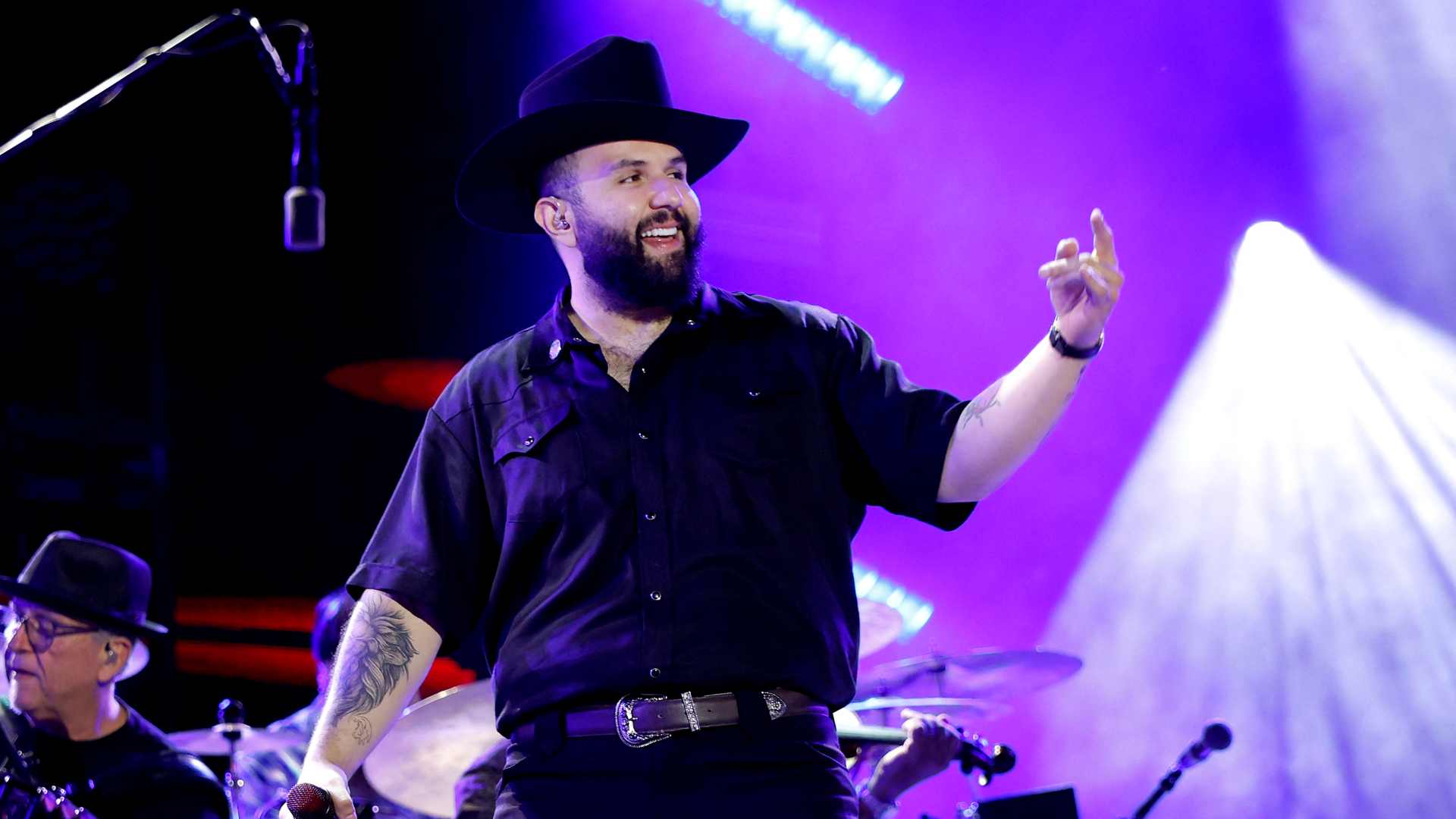 Carin León Une su Voz a Kacey Musgraves; Estrenan la Canción ‘Lost in ...