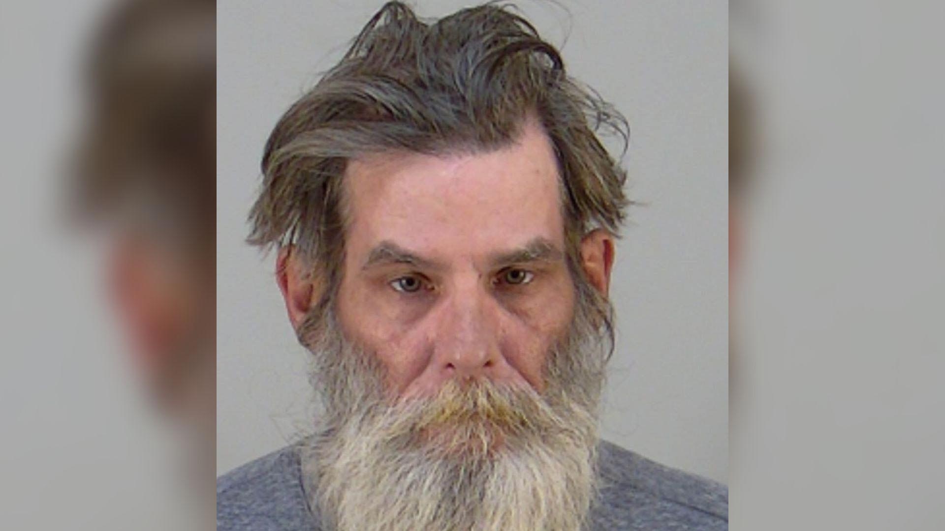 Hombre arroja árbol de Navidad a su mujer y es detenido N+