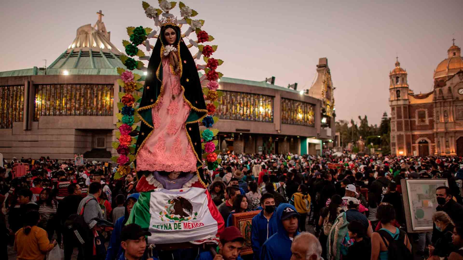 Miles Cantan las Mañanitas a la Virgen de Guadalupe