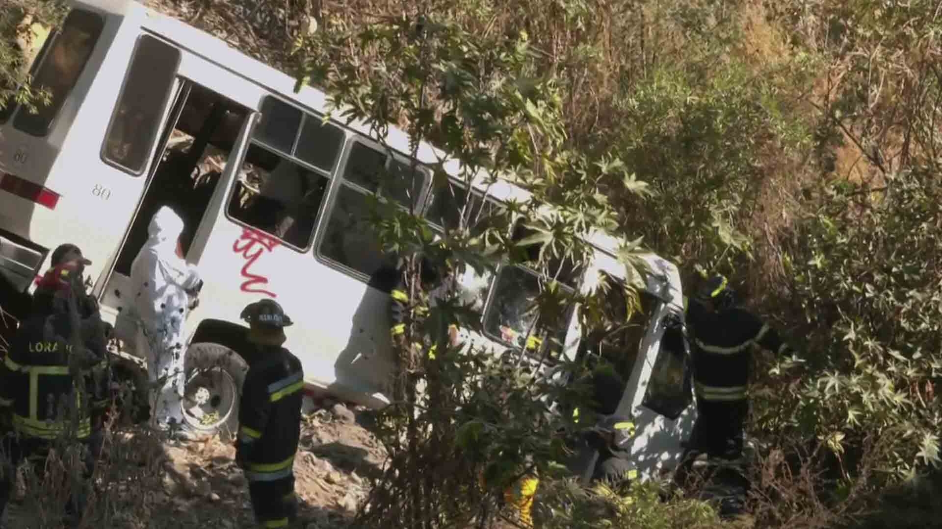 Microbús Y Auto Caen En Barranco Tras Chocar En Naucalpan; Accidente ...