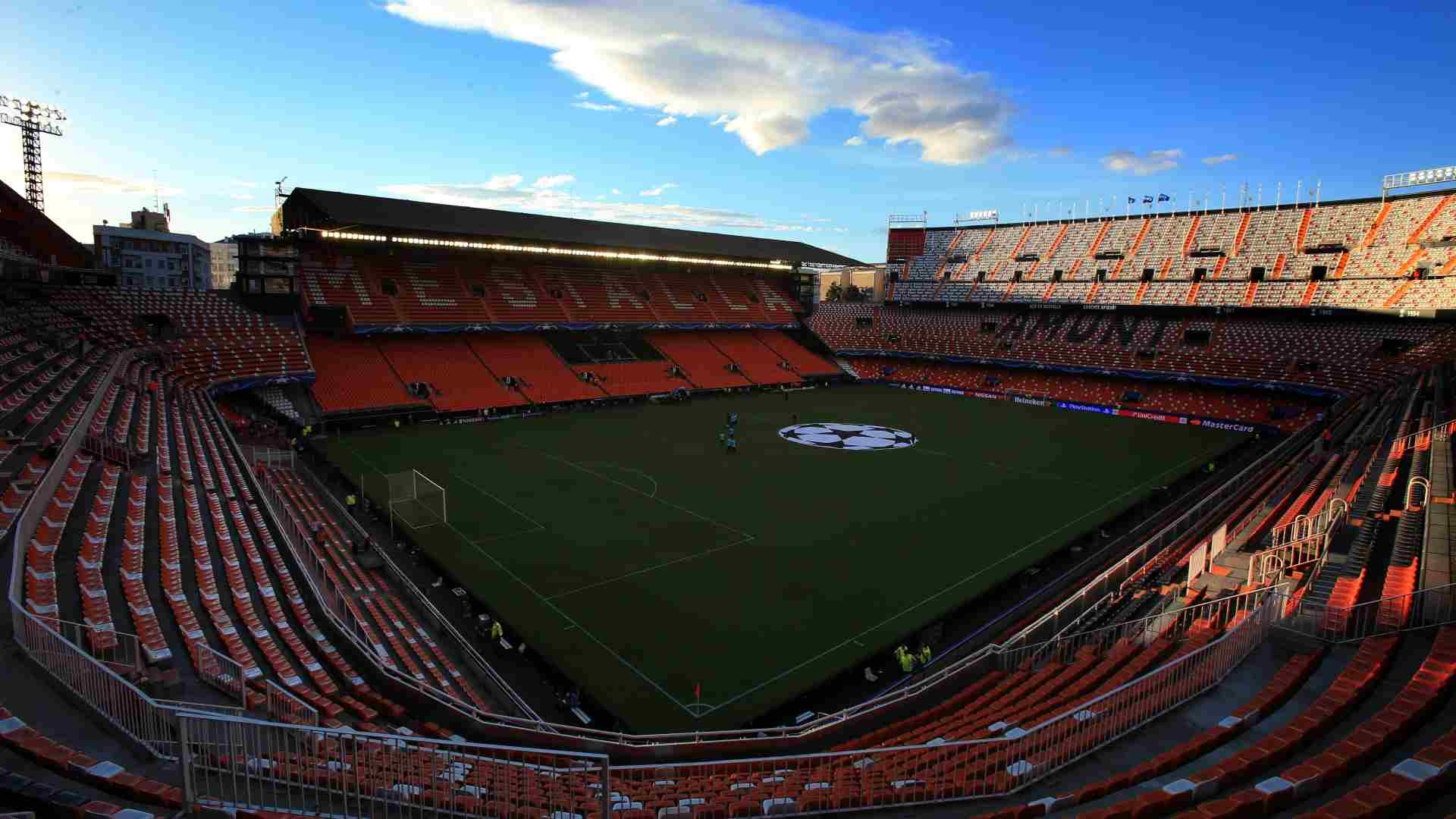 Valencia Vs C Diz Fan Muere Por Infarto Previo A Partido En Espa A N