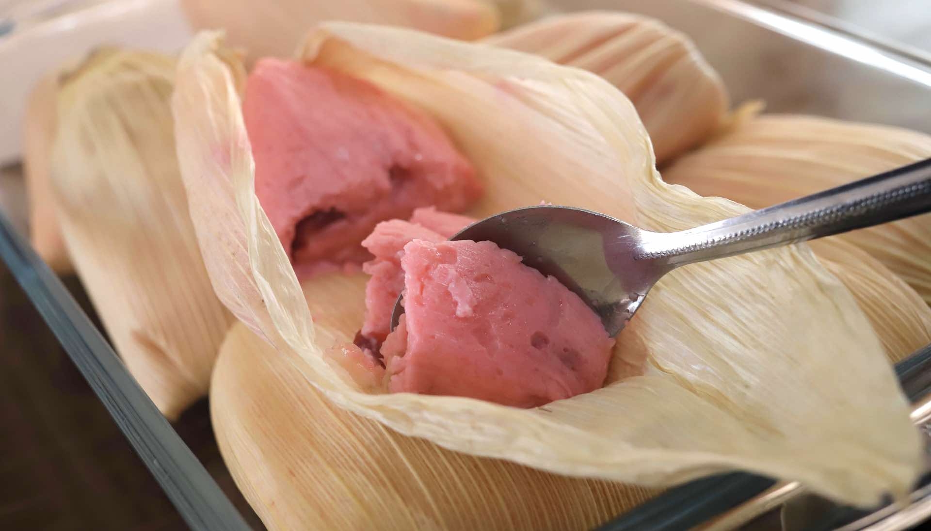 Tamales de Dulce ¿Por qué la masa es de color rosa mexicano? N+