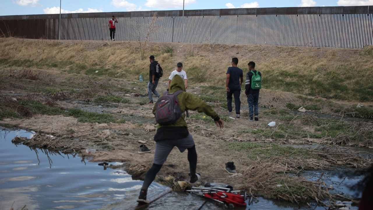 Limpian Basura del R o Bravo Provocada por Caravanas de Migrantes N