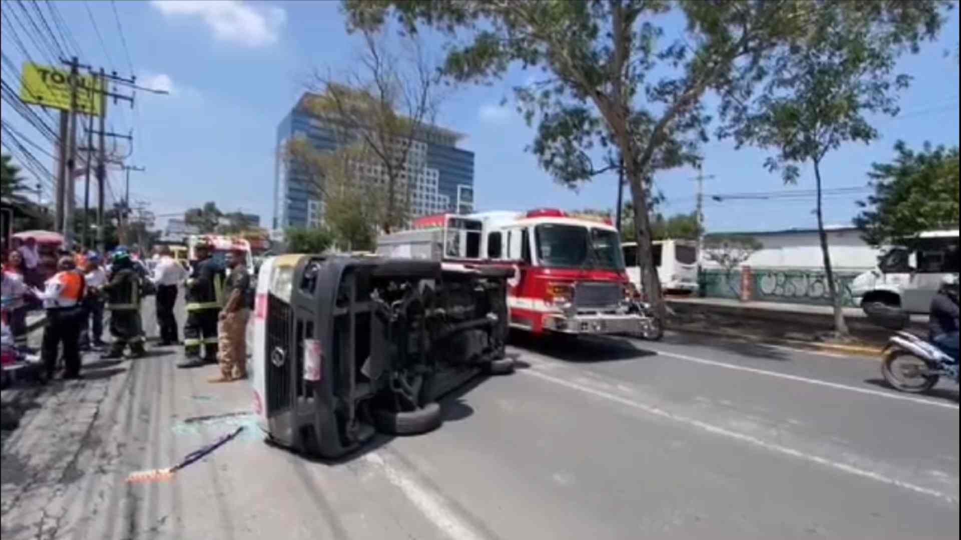Chofer de Combi se Pasa el Alto y Vuelca en Tlalnepantla | N+