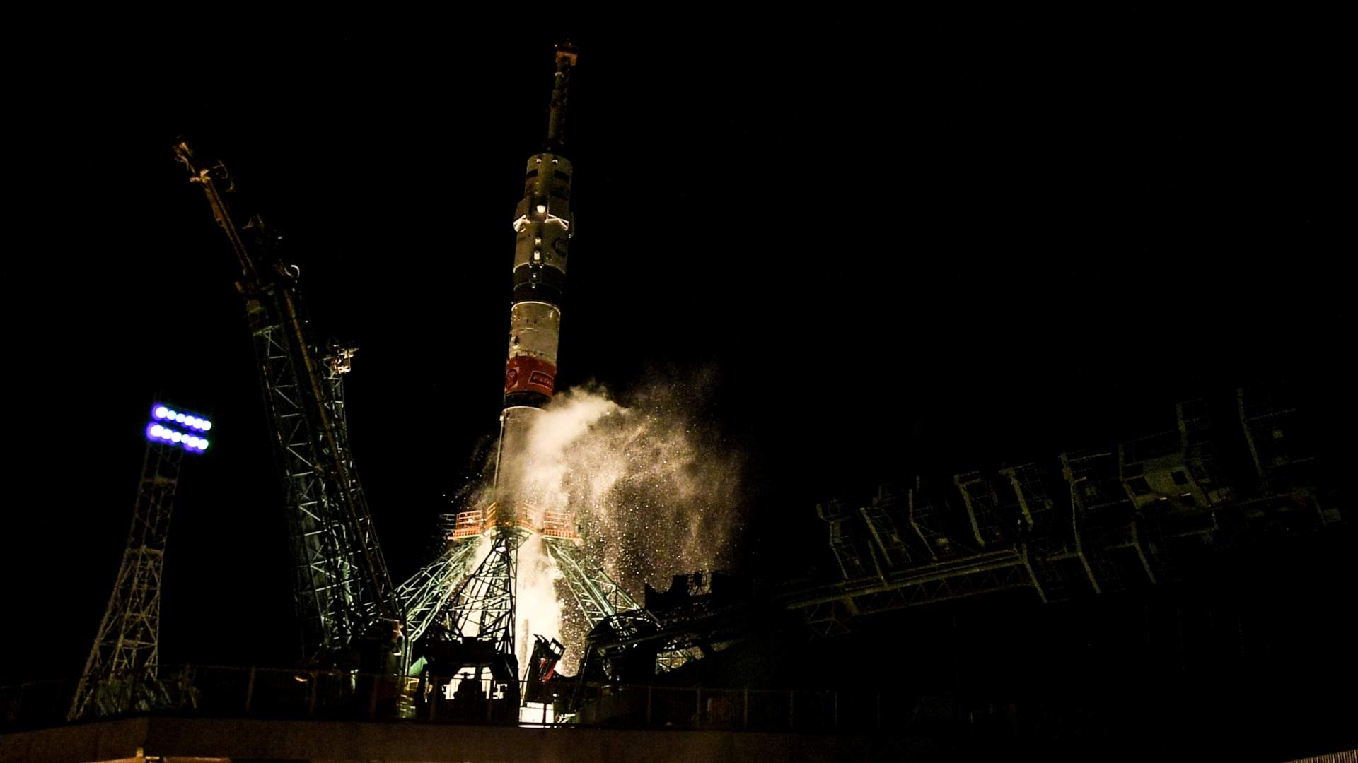 Nave Soyuz Ms 24 Con Tres Tripulantes A Bordo Se Acopla A Estación Espacial N