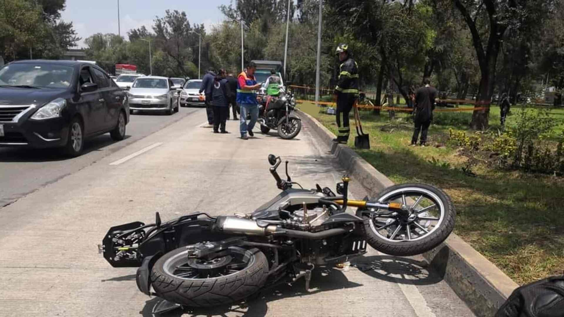 Motociclista Cae en Bache, Sale Proyectado y Muere en Río Churubusco en CDMX  | N+