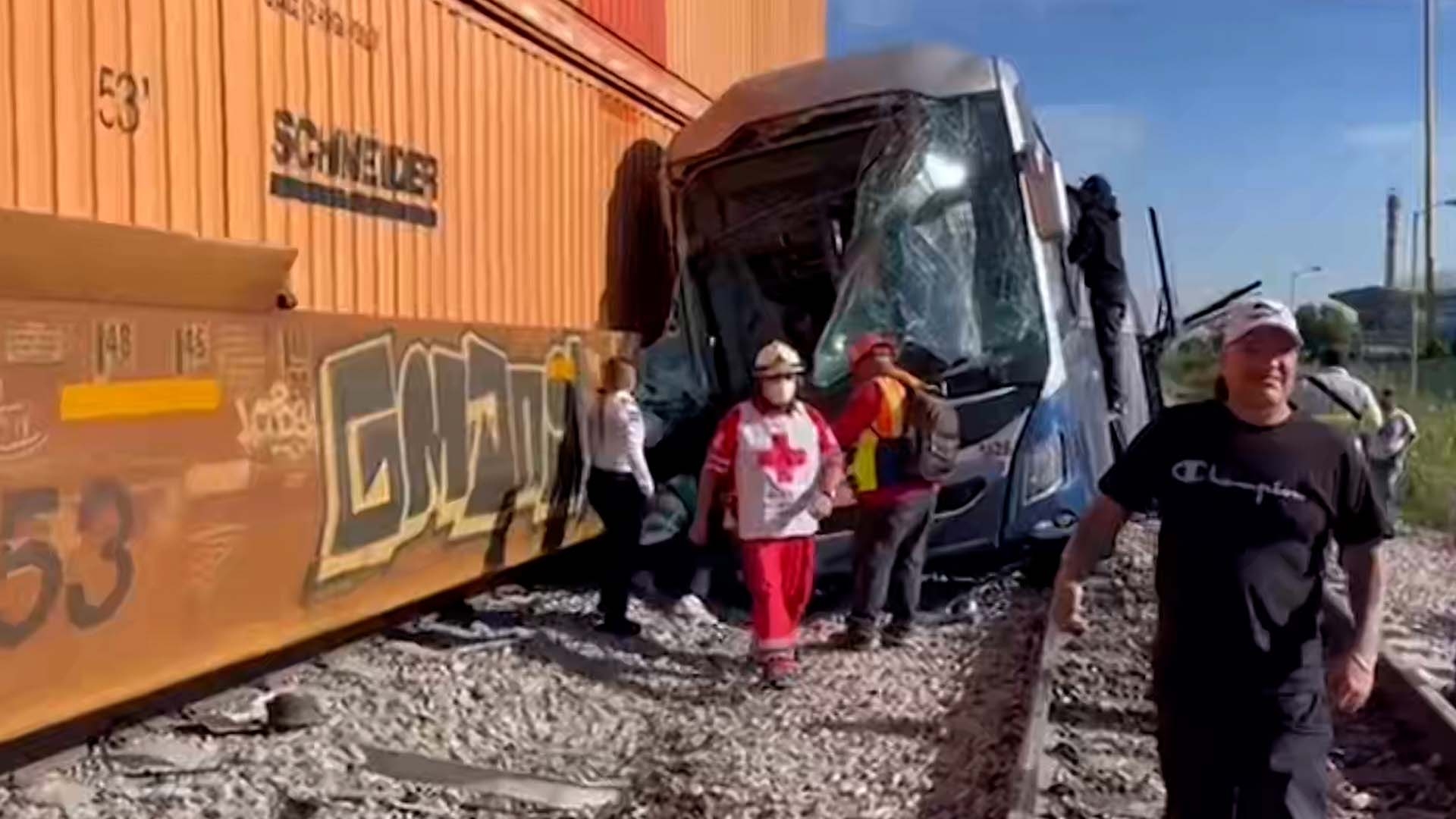 Autobús de Pasajeros Choca con Tren al Intentar Ganarle el Paso en Saltillo  | N+