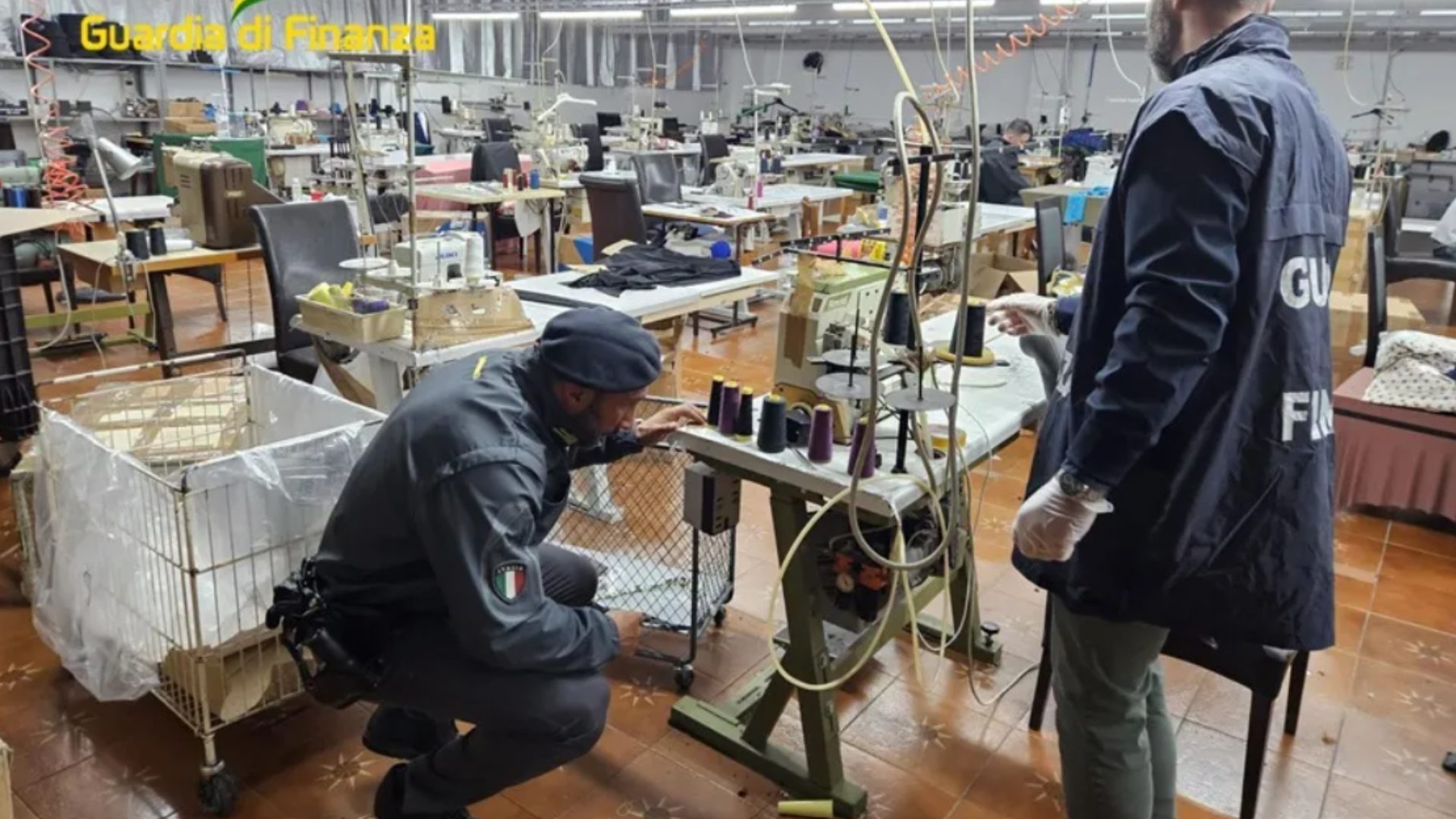 https://static-live.nmas.com.mx/nmas-news/styles/corte_16_9/cloud-storage/2024-11/italia-explotacion-laboral-fabrica-ropa-chinos.jpg?h=920929c4&itok=4QX5pz_O