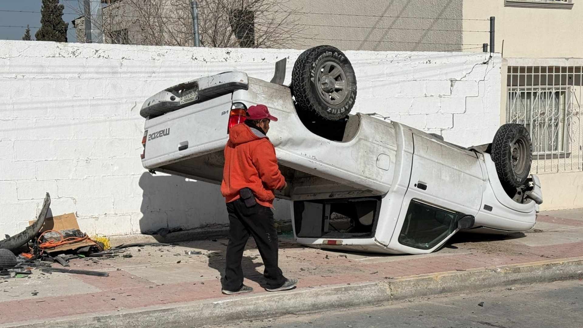 Camioneta Vuelca y Choca con Pared de Escuela en Ciudad Juárez | N+