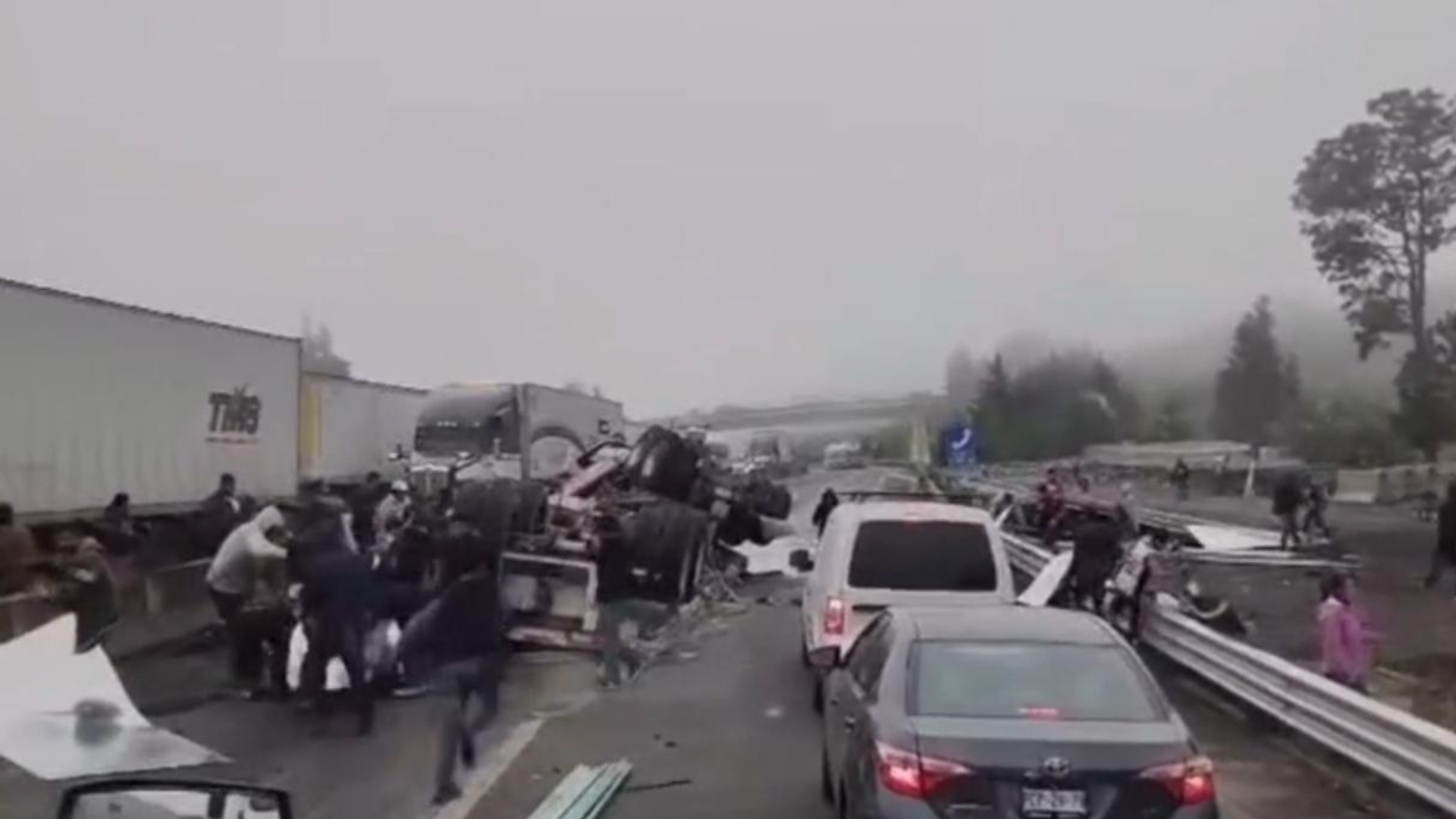 Tráiler Volcado en la Autopista Xalapa - Perote Deja Dos Personas ...