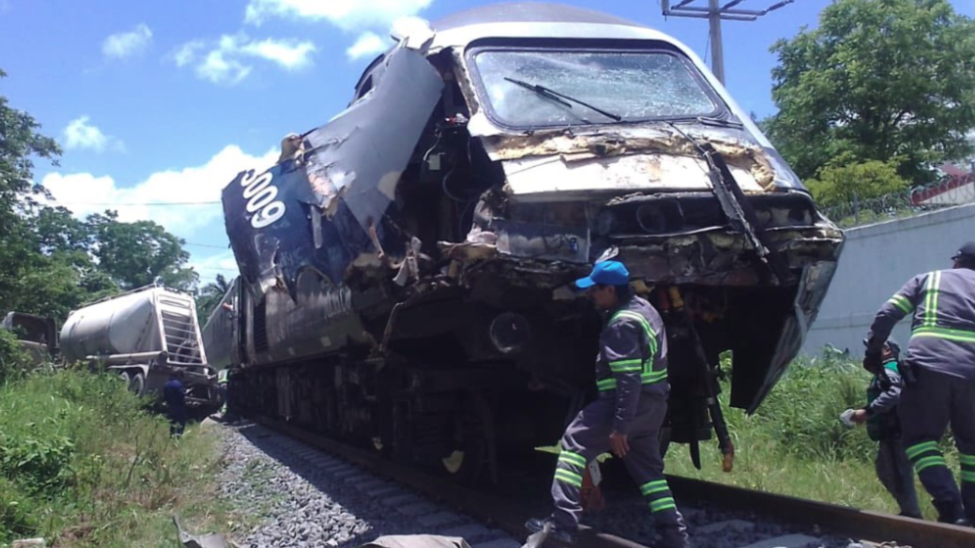 Tren Interoceánico Choca con Tráiler en Tabasco en Inmediaciones de Estación  Pino Suárez | N+
