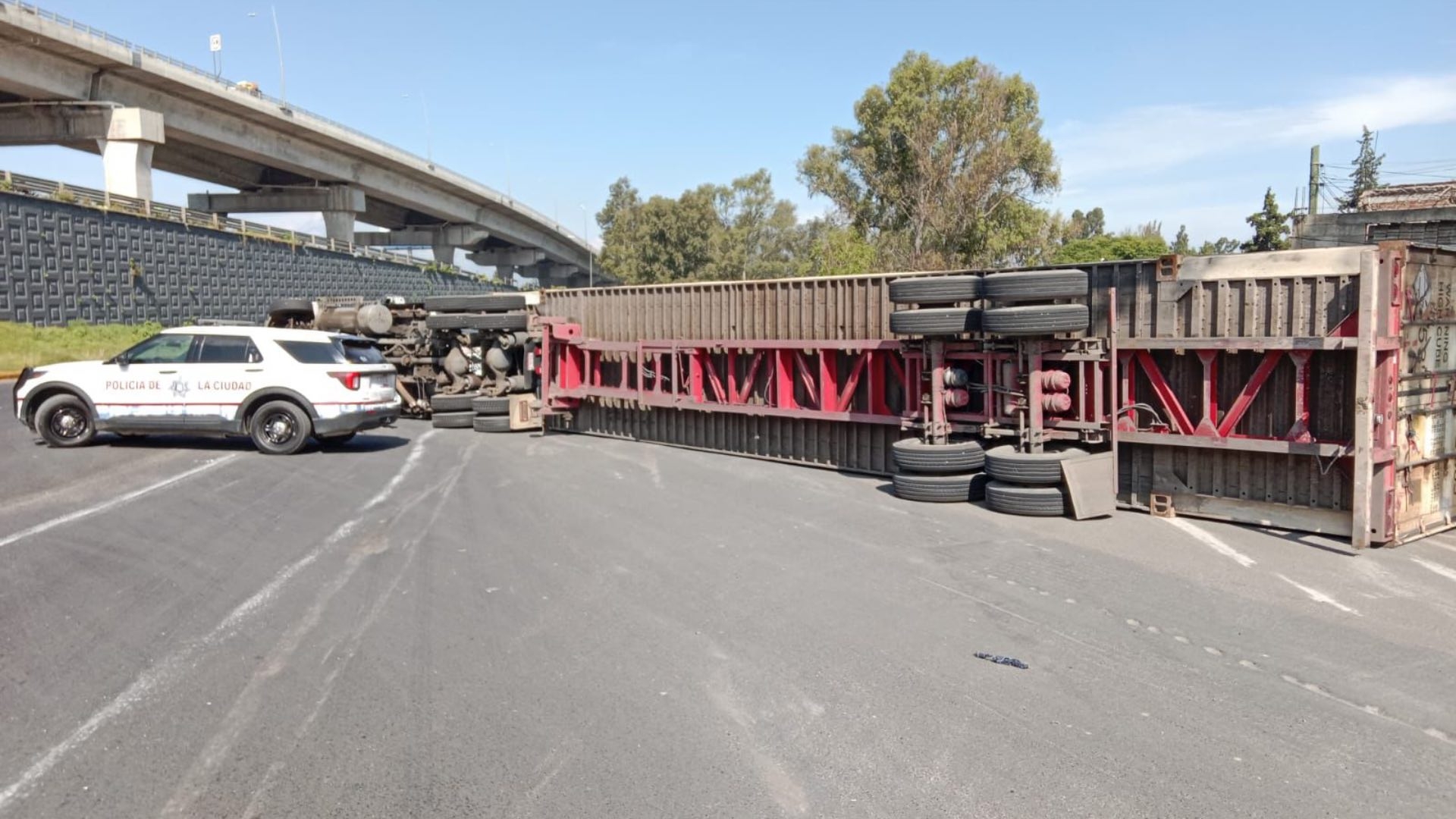 Colapsa Tráfico en la Lateral de la Autopista México-Puebla por Tráiler ...