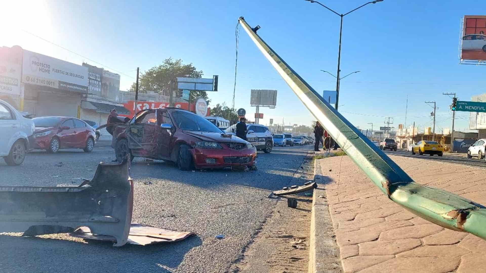 Conductor Pierde Control de Vehículo y se Impacta con Poste en ...