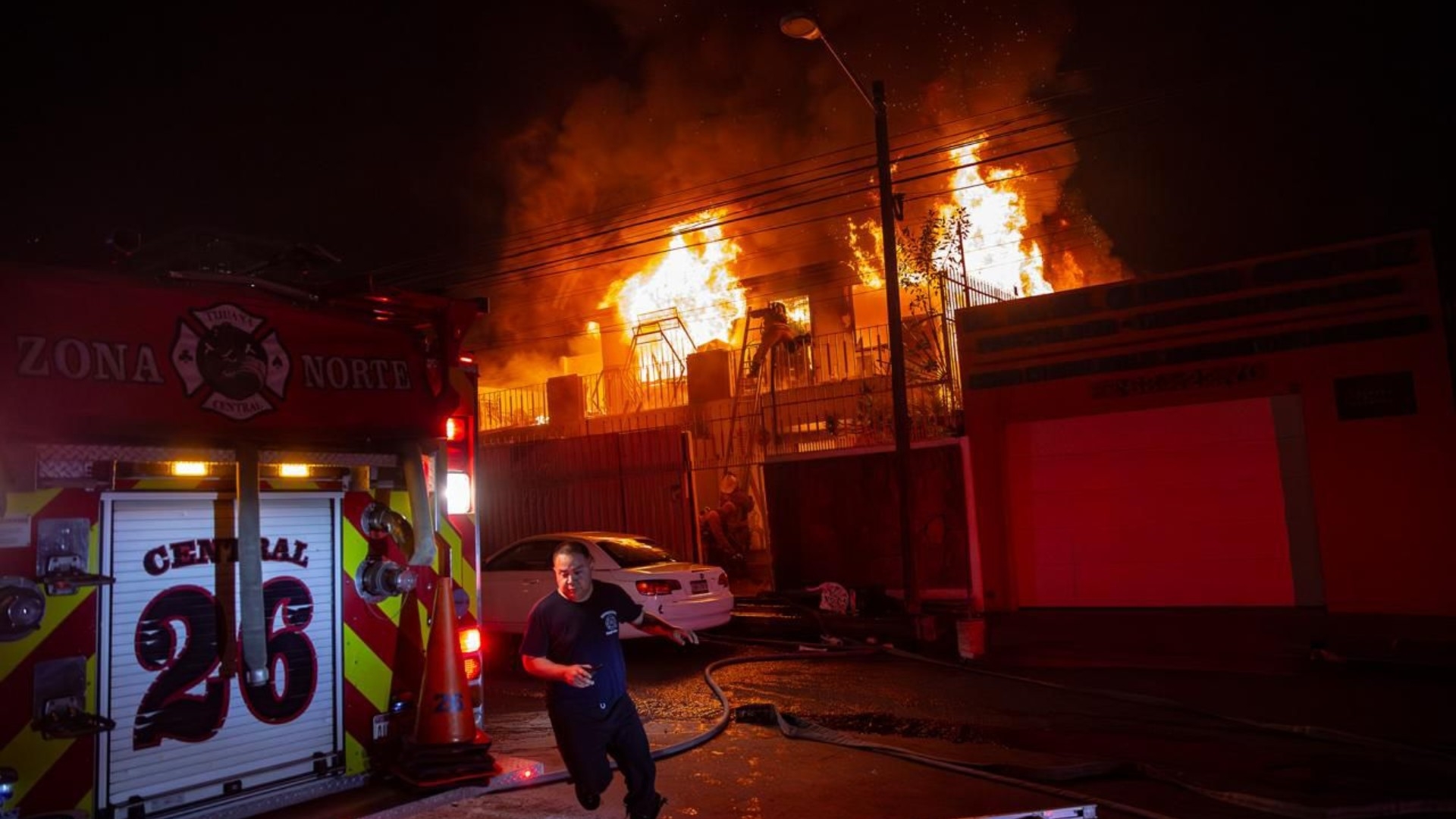 https://static-live.nmas.com.mx/nmas-news/styles/corte_16_9/cloud-storage/2025-11/incendio-vivienda-tijuana%20%281%29.jpg