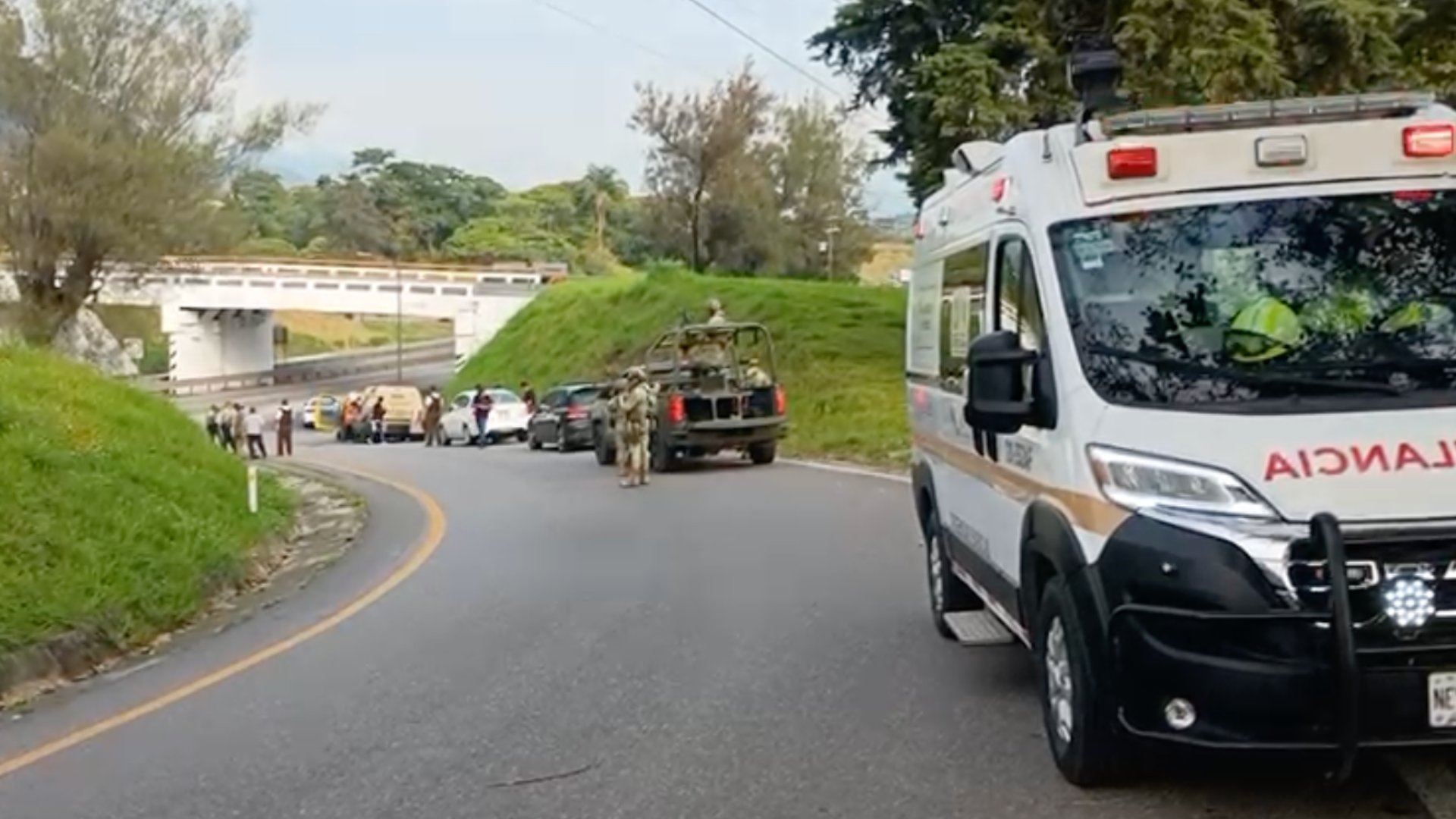 Vuelca Camioneta de Valores Cargada con Efectivo en la Autopista 150D ...