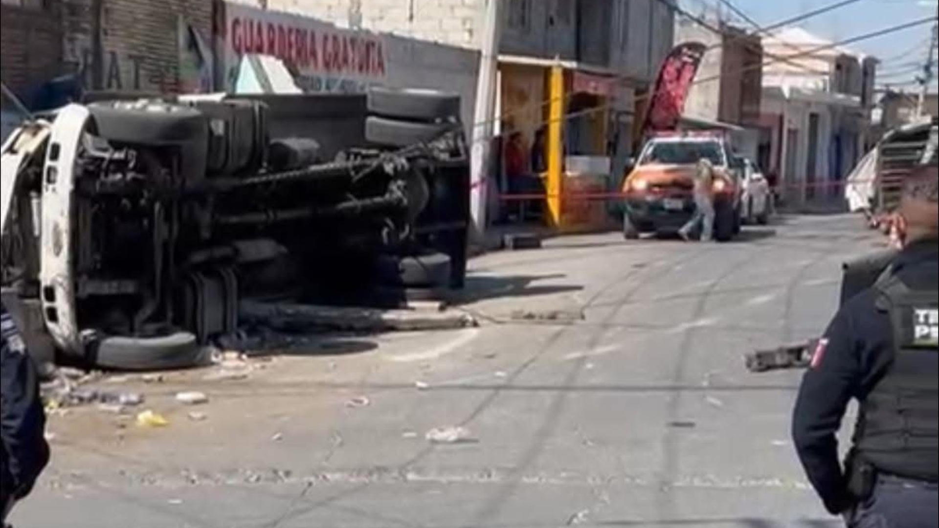 Pipa se Queda sin Frenos, Vuelca y Choca contra Dos Viviendas en una ...