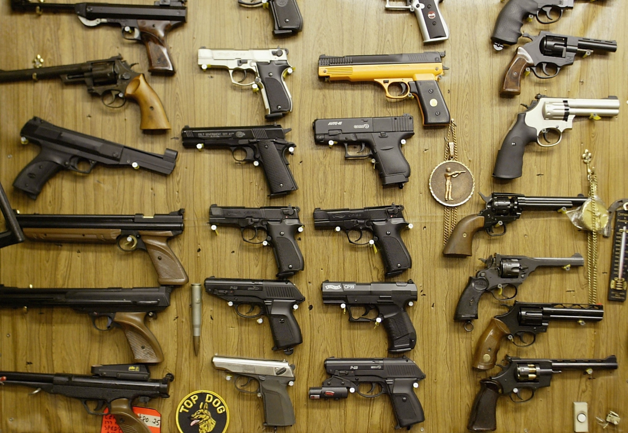 En México sólo se puede portar un arma con permiso, así se puede