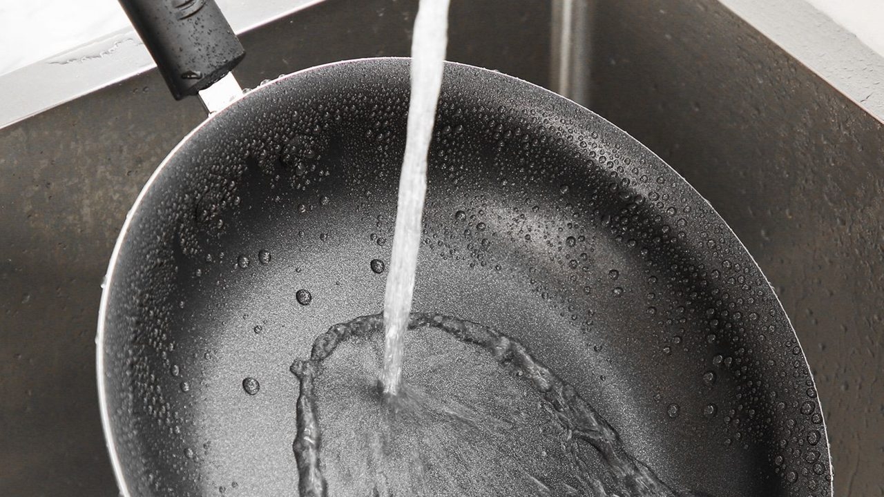 Agua oxigenada para limpiar la cocina: truco para limpiar sartenes