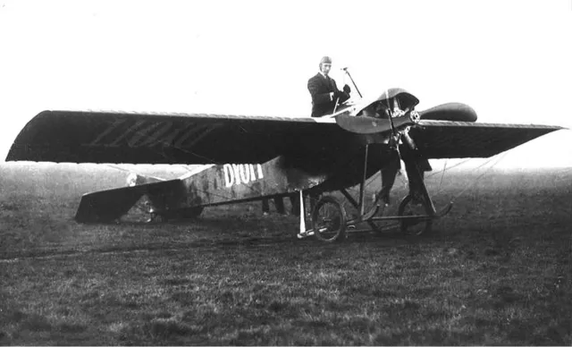 George Dyott en 1913 en un avión 