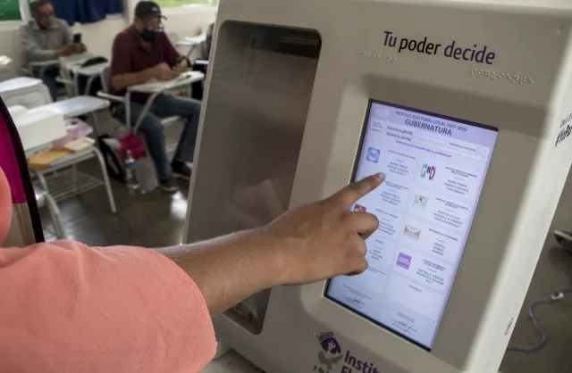 Voto electrónico emitido en México durante 2022. Foto: Cuartoscuro