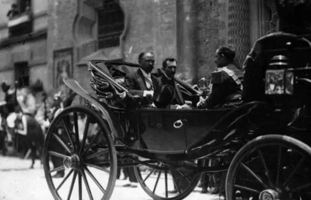 Francisco I. Madero y José María Pino Suárez en un vehículo