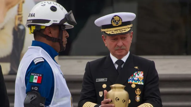 Sus cenizas< fueron depositadas en el patio de Honor de la Marina por el secretario Ojeda Durán