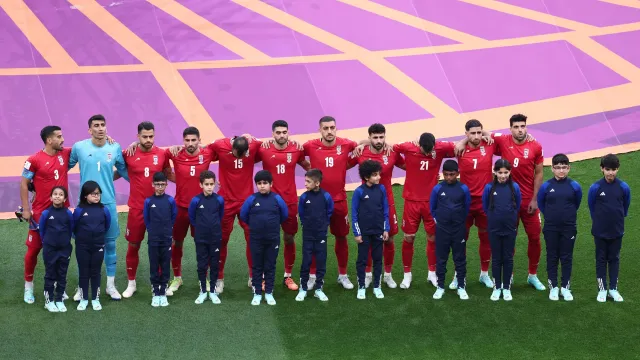 Los jugadores de Irán se negaron a cantar el himno de su país. Foto Reuters