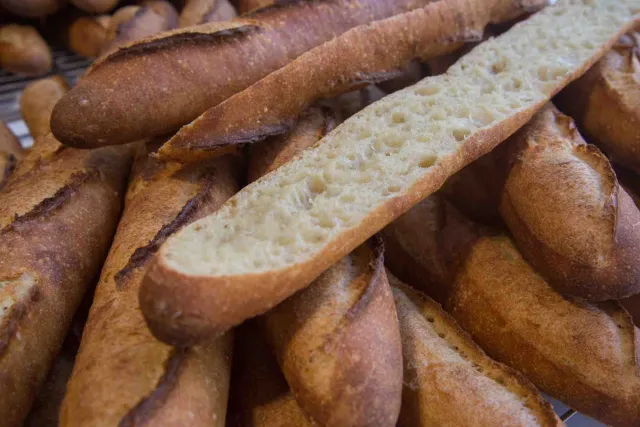 Baguettes en una panadería en Francia
